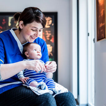 Kraamzorg verzorgende met baby