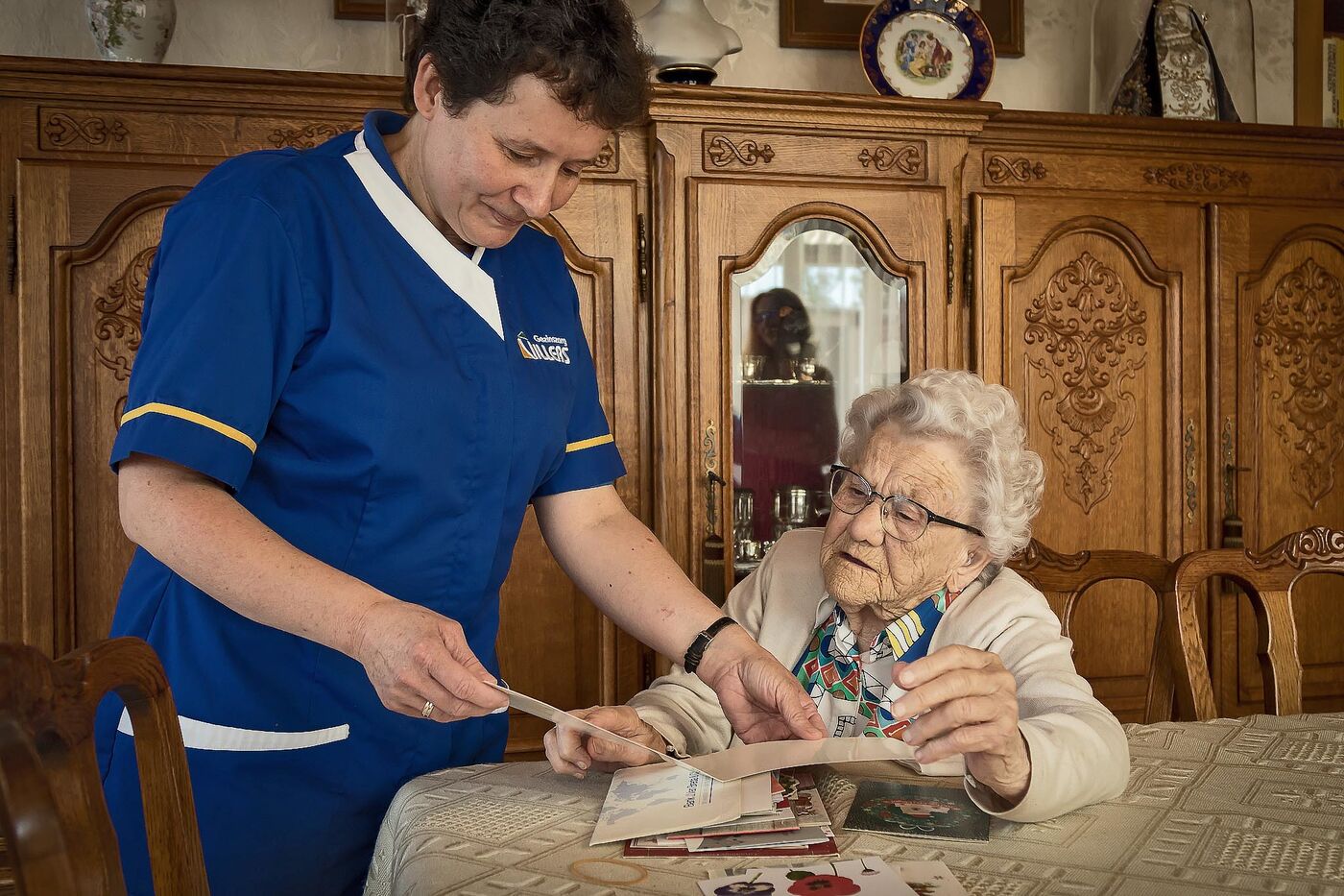 Verzorgende met oudere Fientje