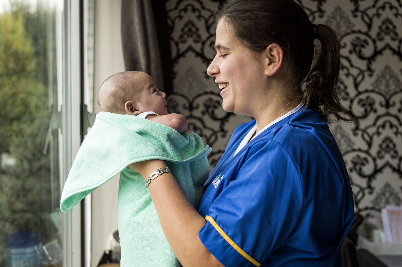 Vrouw houdt baby vast