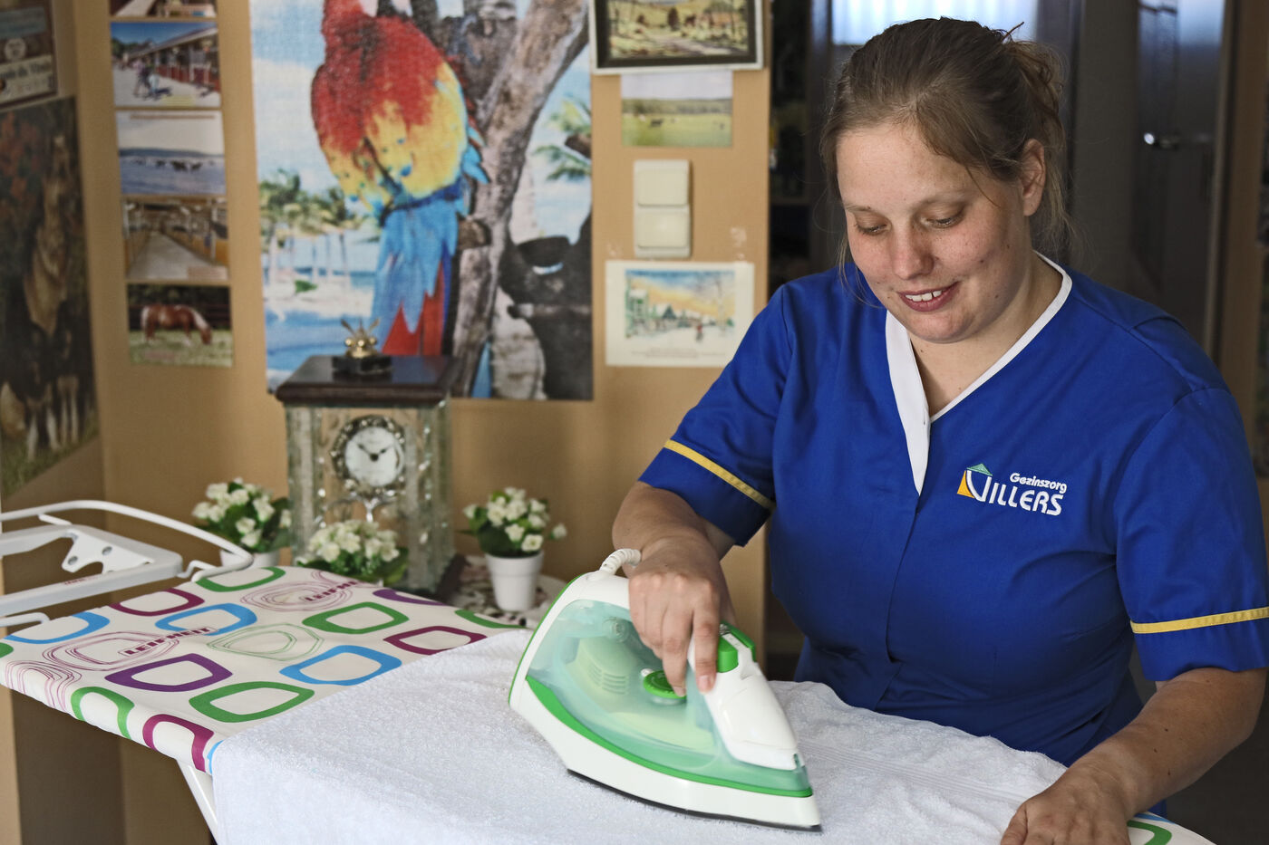 Verzorgende Jelka strijkt